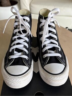 Converse Chuck Taylor All Stars Kids Hightop Sneakers.